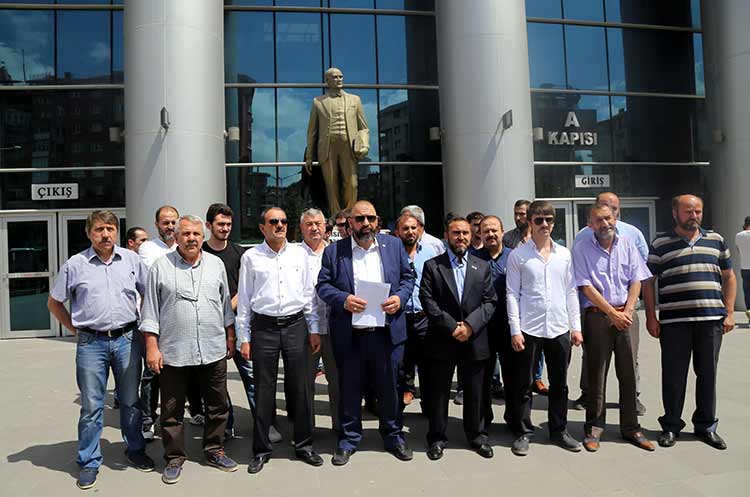 Eskişehir'de, eski BBP Genel Başkanı Muhsin Yazıcıoğlu ile 5 kişinin hayatını kaybettiği helikopter kazasına ilişkin soruşturmada, Kahramanmaraş Cumhuriyet Başsavcılığının takipsizlik kararı verilmesini protesto eden partililer, adliye önüne siyah çelenk bıraktı.