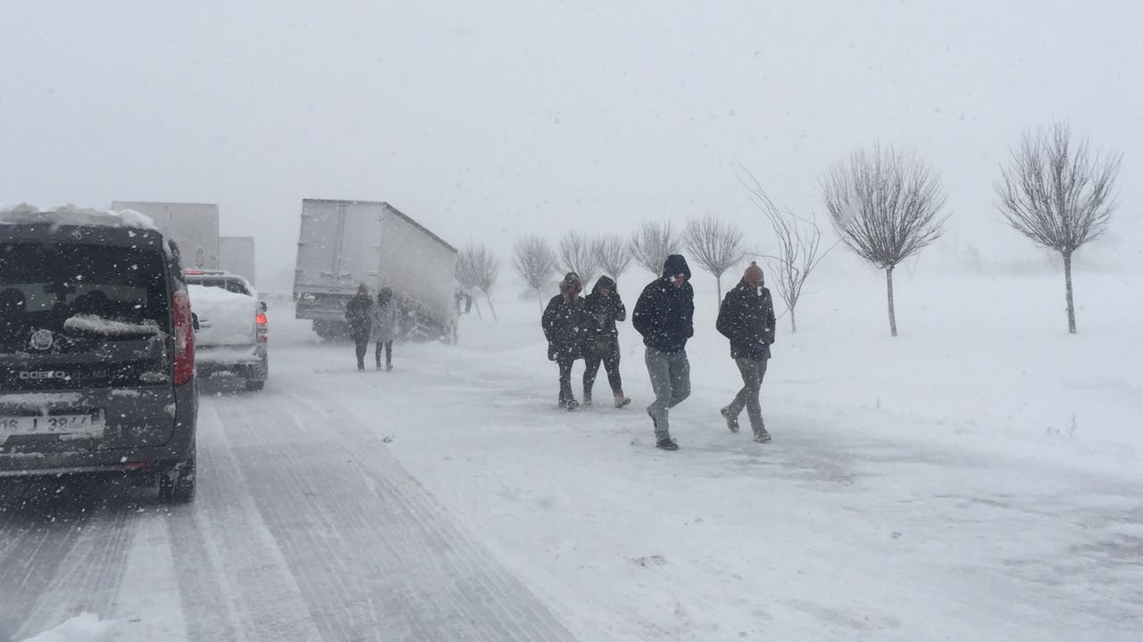 Yoğun kar yağışı ülkenin çoğu kesiminde ulaşımda olumsuzluğa yol açıyor. Bolu Ankara karayolunda kar nedeniyle ulaşım 1 saat durdu. Karayolları aracı kara saplanırken, uzun araç kuyrukları oluştu. Bursa-İzmir yolu ise 4.5 saattir kapalı durumda ve araç konvoyu 40 kilometreye ulaştı.
