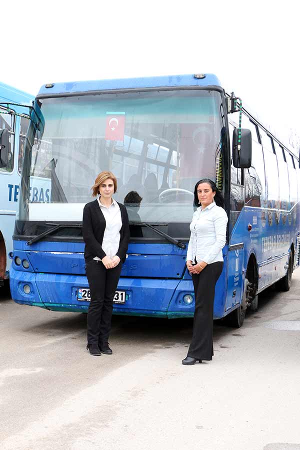 Eskişehir'de merkez Tepebaşı İlçe Belediyesi tarafından otobüslerde görev yapmaları için şoför kadrosuna alınan iki kadın, kent trafiğinde başarıyla direksiyon sallıyor.