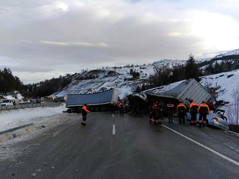 Afyonkarahisar’da TIR, otobüs ve otomobillerin karıştığı zincirleme trafik kazasında 18 kişi yaralandı.