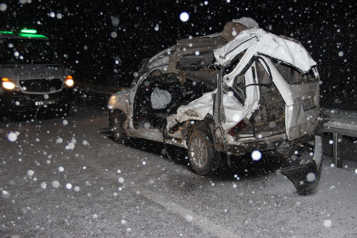 Kütahya'da kar ve buzlanma nedeniyle 9 aracın karıştığı trafik kazasında 2 kişi öldü, 18 kişi yaralandı.
