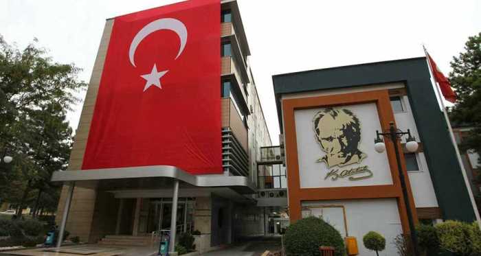 Belediye binasında Atatürk ve Türk Bayrağı