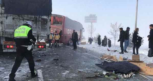 Burdur'da zincirleme kazada 1 ölü, 6 yaralı