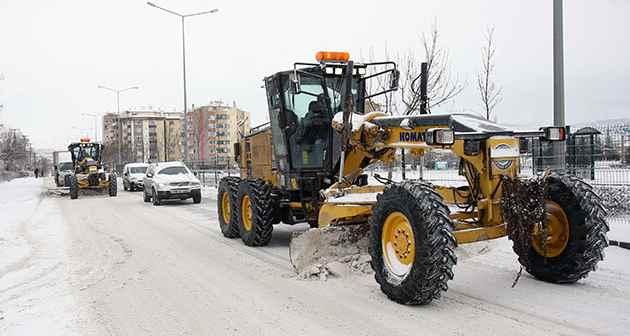 Büyükşehir'in karla mücadelesi sürüyor