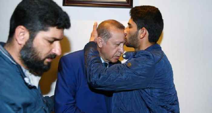 Cumhurbaşkanı Erdoğan'ı alnından öptü