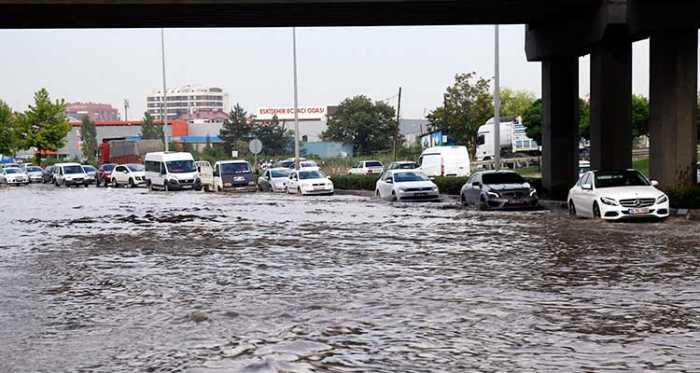 Eskişehir'de yağış trafiği felç etti